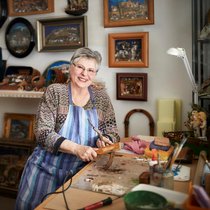 Uta Schwab in ihrer natürlichen Umgebung: Am Arbeitstisch inmitten ihrer Werke fühlt sie sich sichtlich wohl.