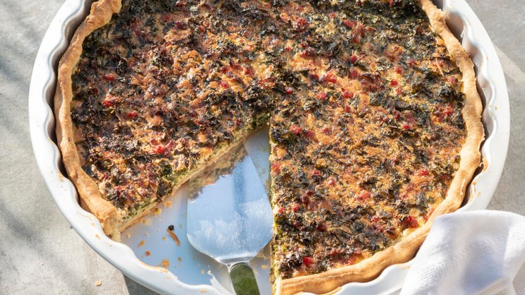Die grüne Winterwähe ist eine Delikohltesse. Vegetarier bereiten sie statt mit Speck mit halbgetrockneten Tomaten zu.