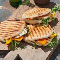Ob als Tasche für Grillgemüse und Grillkäse, als Beilage zum Fleisch oder um damit Saucenreste aufzutunken: Pita-brötchen sind die Lösung für viele sommerliche Kulinarikfälle.