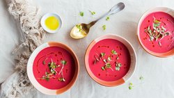 Schon die Optik macht gute Laune: Bei dieser kalten Suppe kommt gedünsteter Rhabarber zusammen mit Gurke, Tomaten, Schalotten und Knoblauch in den Mixer. Für das intensive Rot sorgt ein wenig Randensaft.