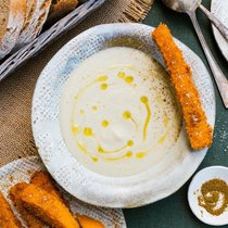 Das perfekte Paar: Topinambur als Suppe und Butternusskürbis als Sticks sorgen für Wärme im Herzen.