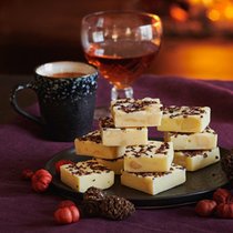 Herrlich süss und nicht zu gross: Fudge, traditionelles angelsächsisches Weichcaramel, in einer Variante aus weisser Schokolade und Macadamianuss.