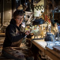 Sibylle Bichsel bei der Arbeit in ihrer Appenzeller Kunstgiesserei im Zunfthaus zu Appenzell. Ein Ort voller Handwerk und Nostalgie.