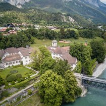 In den fruchtbaren Auen von Reichenau wurde schon um 1900 Spargel geschlemmt: Österreichs Kaiser Franz Josef hat ihn probiert – als Gast des damaligen Schlossbesitzers Alfred von Planta (1857–1922).