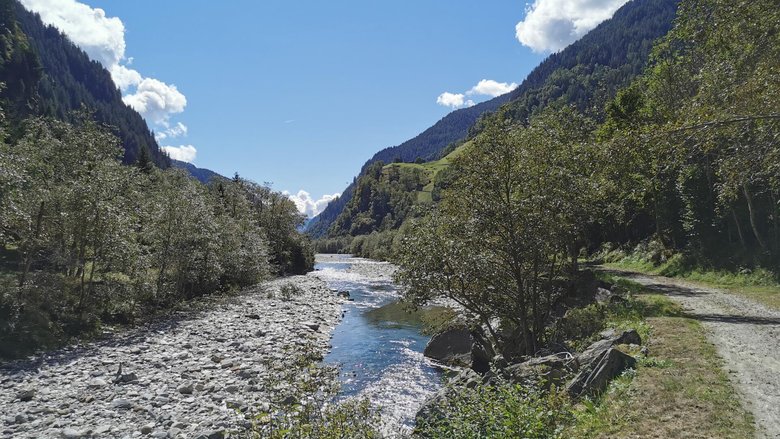 In den Bergen und zugleich am Wasser: So wie hier zwischen Santa Domenica und Cauco wandert man auf der Via Calanca zuweilen direkt dem Talfluss Calancasca entlang.