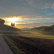 Morgenstimmung beim Geisthubel unweit des Geistsees: Über der Schrattenfluh und dem Hohgant im Berner Oberland bricht die Sonne durch die Wolken.