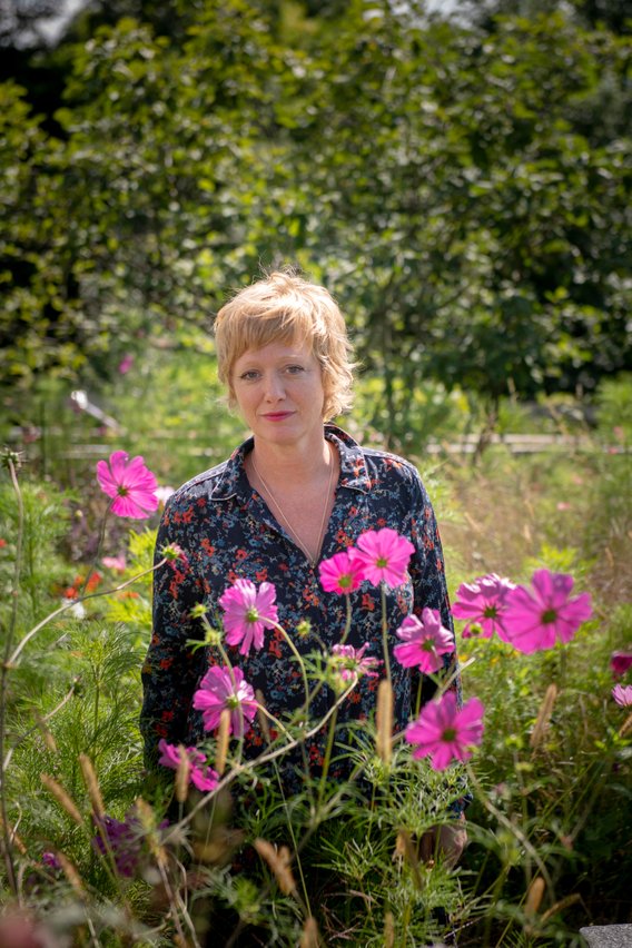 LandLiebe-Stylistin Vera Guala im Garten