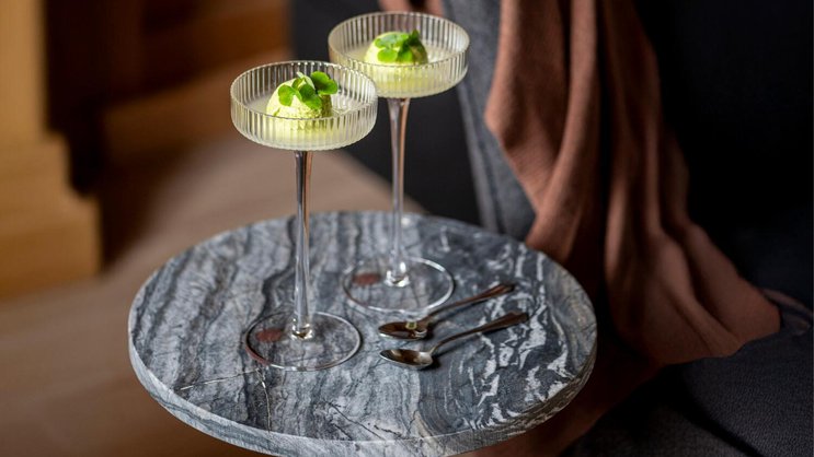Raffiniertes Dessert: Die Sauerkleeglace lässt sich mit oder ohne Glacemaschine zubereiten. Ein Gutsch Schaumwein macht sie zum erfrischenden Zwischengang.