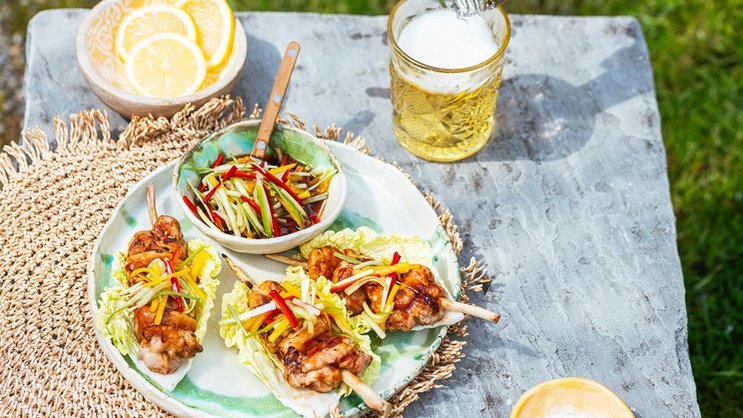 Diese Spiessli sind nicht auf dem Holzweg: Die Poulet-stücke werden auf Zitronengrasstängel gesteckt, mit Hoisin-Sauce mariniert und nach dem Grillieren auf Chinakohlblätter gebettet.