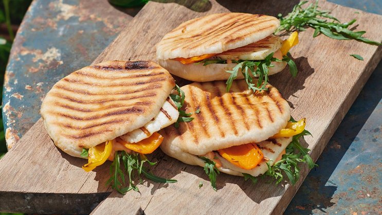 Ob als Tasche für Grillgemüse und Grillkäse, als Beilage zum Fleisch oder um damit Saucenreste aufzutunken: Pita-brötchen sind die Lösung für viele sommerliche Kulinarikfälle.