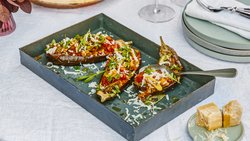 Ratatouille in Aubergine in Grillschale auf schön angerichtetem Tisch
