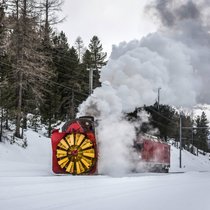 Gfürchig: Das riesige Schleuderrad des Ungeheuers fegt sogar Baumstämme und Steine vom Gleis.