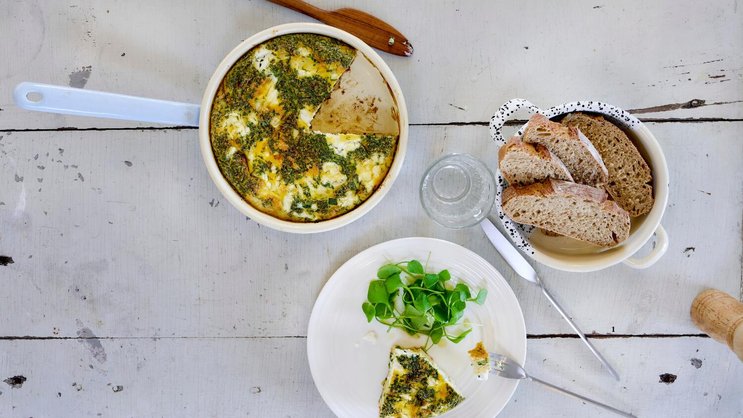 Direkt aus dem Backofen auf den Tisch: Frühlingsfritatta (links) und Tortilla mit Mangold und Erbsen (rechts). Bitte etwas Geduld, die duftenden Eierkuchen sind ganz schön heiss!