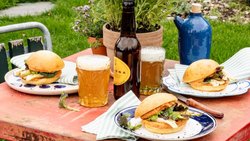 Halten nicht nur Vegetarier bei Laune: Selbst gebackene Burgerbrötchen mit grilliertem Fenchel auf einem kräftigen Tomatenpesto. 