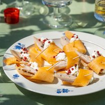 Die herben Noten der geräucherten Forelle mit mildem Frischkäse und fruchtigen Melonenstreifen – noch etwas rosa Pfeffer und ein Gläschen Weisswein dazu, und der Apéro kann beginnen!
