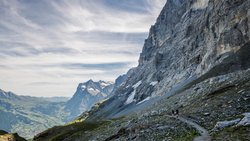 Im Wechselbad des Lichts: Dunkel ragt die Nordwand des Eigers (3967 m) auf, während Grosse Scheidegg und Wetterhorn (3690 m) bereits im Sonnenschein liegen.