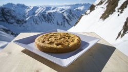 Parat zum Reinbeissen: Die Nusstorte ist fast so legendär wie das Medelser Panorama.