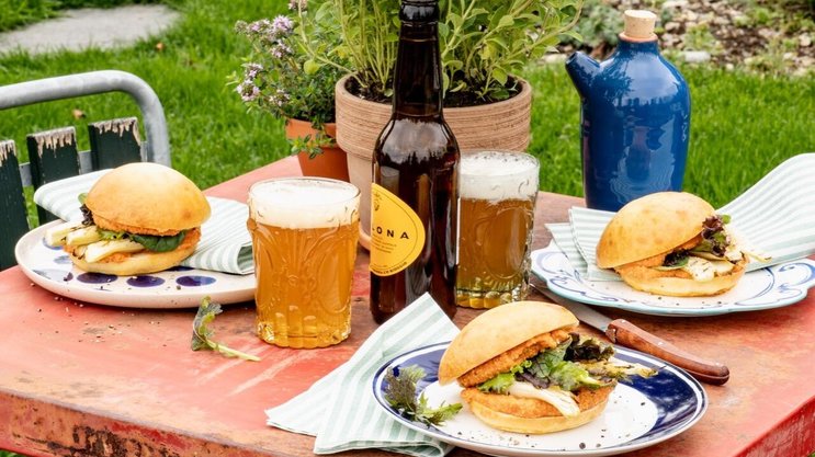 Halten nicht nur Vegetarier bei Laune: Selbst gebackene Burgerbrötchen mit grilliertem Fenchel auf einem kräftigen Tomatenpesto.