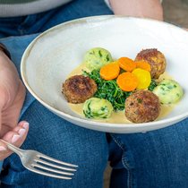 Teller, Teller in der Hand, welches ist das feinste Bällchen im ganzen Land? Zumindest in Kleinhöchstetten sind es ganz sicher die aus feinem Gallowayhackfleisch.