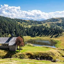 Was für ein idyllischer Bergsee! Am Weg vom Fürstein zum Glaubenbergpass liegt das Sewenseeli (1689 m) mit Rastplatz und Kapelle.