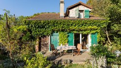 Malerisch: Das Bahnwärterhaus mit seinen Holzschindeln und patinierten Fensterläden fügt sich harmonisch in das Umfeld ein. Nicht mehr lange und die Blätter der Jungfernrebe verfärben sich feurig rot und orange.