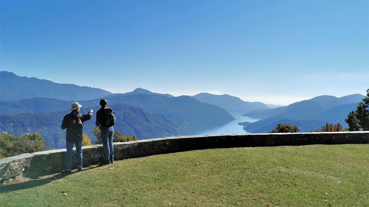 Weitsicht bis nach Italien: Von der Aussichtsplattform vor der Kirche Santa Maria zwischen Iseo und Vernate geniesst man ein grossartiges Panorama. In der Tiefe schimmert der Luganersee.