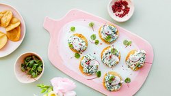 Das kann ja köstlich werden: Die knusprigen Maiscracker mit cremigem Frischkäse und jungem Spinat bilden den lustvoll leichten Einstieg in Sandro Zinggelers Muttertagsmenü.