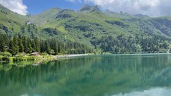 Einer der schönsten Stauseen der Schweiz: der Garichtisee, auch Mettmensee genannt, liegt auf 1622 Metern Höhe im ältesten Wildschutzgebiet Europas.