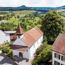 Am Horizont die Vulkanberge des deutschen Hegau: Im Dorf Opfertshofen geniessen wir noch einmal die Weitsicht. Dann gehts hinunter ins Tal der Biber.