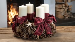 Adventskranz aus Föhrenzapfen