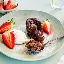 Sündhaft feines Finale: Die ersten Schweizer Erdbeeren treffen auf ein warmes Küchlein aus dunkler Schokolade – eine Kombination, die immer Lust auf Dessert macht.