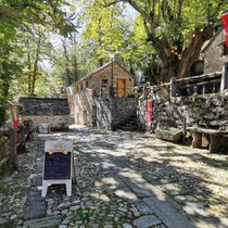 Da lass dich nieder: Die Grotti oberhalb des Dorfs Cama GR laden hungrige und durstige Wandersleute zur Rast ein.