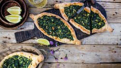 Das traditionelle türkische Fladenbrot Pide kennt viele Füllungen – zu den bekanntesten und beliebtesten gehört die mit Spinat und Feta.