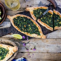 Das traditionelle türkische Fladenbrot Pide kennt viele Füllungen – zu den bekanntesten und beliebtesten gehört die mit Spinat und Feta.