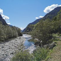 In den Bergen und zugleich am Wasser: So wie hier zwischen Santa Domenica und Cauco wandert man auf der Via Calanca zuweilen direkt dem Talfluss Calancasca entlang.