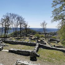 Reise in die Vergangenheit: Die Hochebene oberhalb von Tremona TI war schon in der Steinzeit besiedelt. Im Mittelalter stand hier sogar ein Städtchen. Heute sind nur noch Ruinen davon übrig.