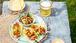 Diese Spiessli sind nicht auf dem Holzweg: Die Poulet-stücke werden auf Zitronengrasstängel gesteckt, mit Hoisin-Sauce mariniert und nach dem Grillieren auf Chinakohlblätter gebettet.