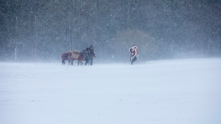 Samichlaus und Esel im Schnee