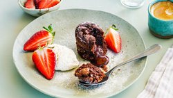 Sündhaft feines Finale: Die ersten Schweizer Erdbeeren treffen auf ein warmes Küchlein aus dunkler Schokolade – eine Kombination, die immer Lust auf Dessert macht.