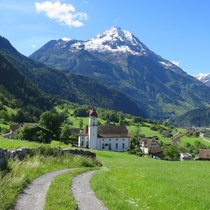 Der Bristen (3074 m) wacht über die prachtvolle Barockkirche von Silenen/Dägerlohn UR.