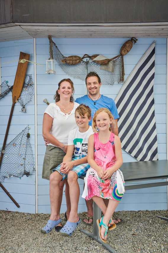 Nicole Ackermann und Roger Gwerder mit ihren Kindern Silas und Celine.