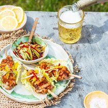 Diese Spiessli sind nicht auf dem Holzweg: Die Poulet-stücke werden auf Zitronengrasstängel gesteckt, mit Hoisin-Sauce mariniert und nach dem Grillieren auf Chinakohlblätter gebettet.