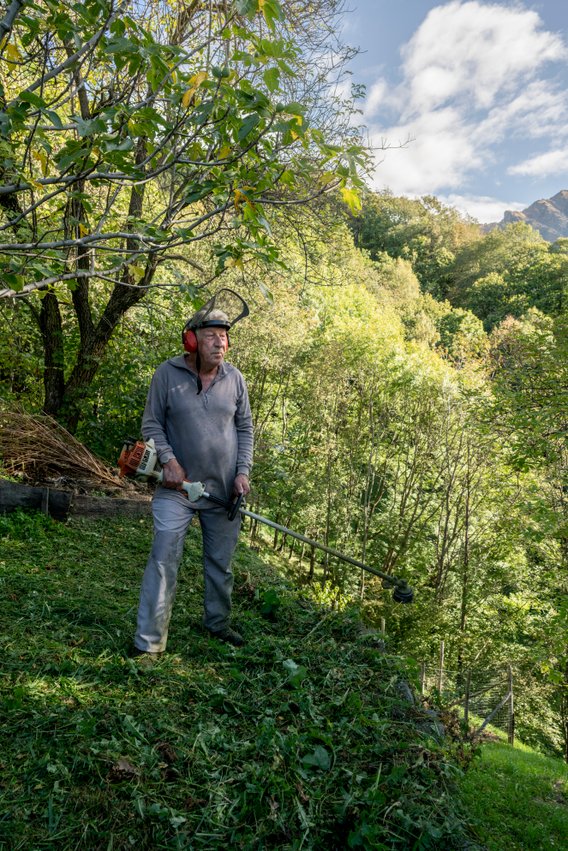 Lehrer Beat Wüthrich aus Indemini bei der Gartenarbeit
