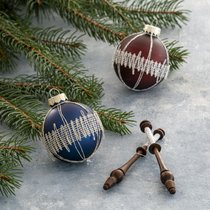 Weihnachtskugeln mit Klöppelspitze