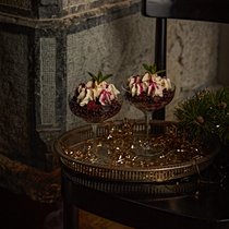 Cheesecake-Schaum mit Heidelbeer-Granité und Crumble