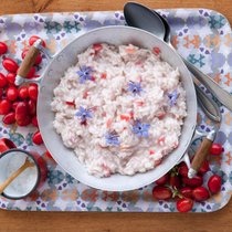 Spätsommerliches Nationalgericht: rot-weisser Kornelkirschen-Risotto. Die blauen Blüten sind vom Borretsch.