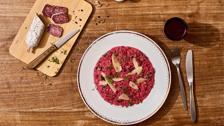 So richtig bunt wirds, wenn Bündner Gerstensuppe auf italienischen Risotto trifft. In diesem Gerstotto mit Salsiz sorgt rohe Rande für frische Farb- und Geschmacksakzente.