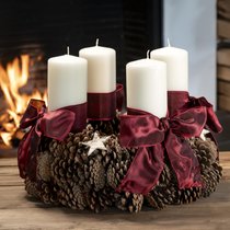 Adventskranz aus Föhrenzapfen