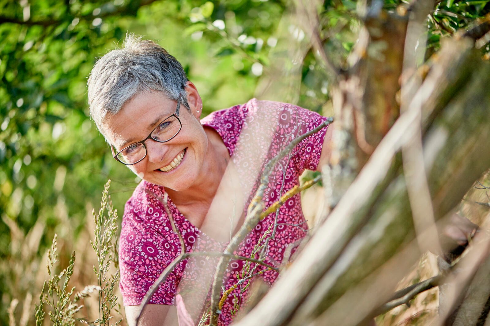Claudia Ebling hinter Geäst