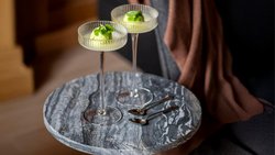 Raffiniertes Dessert: Die Sauerkleeglace lässt sich mit oder ohne Glacemaschine zubereiten. Ein Gutsch Schaumwein macht sie zum erfrischenden Zwischengang.